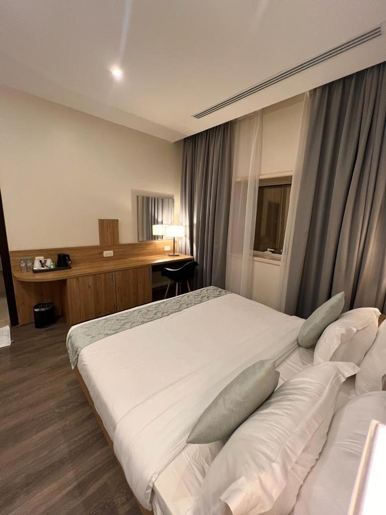 Lolia Hotel